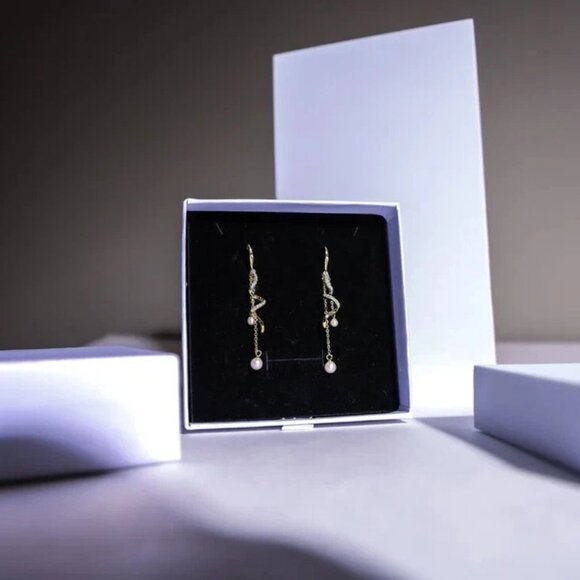 Chic White Pearl Earrings in 925 Silver with Gold Finish - Picture 3 of 3